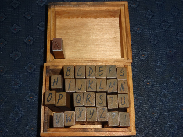 docrafts Papermania wooden alphabet Stamps / Alphabet Holzstempel (28 Stück)