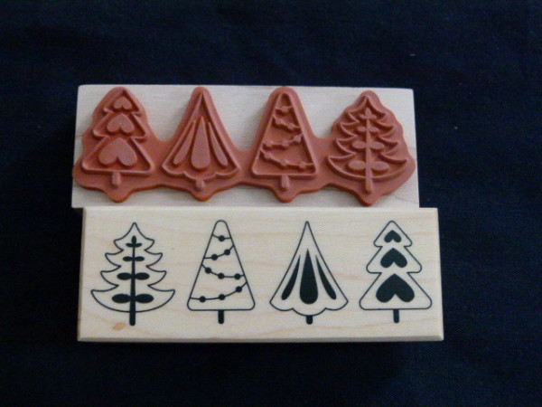 Artemio Gummistempel auf Holzblock 4 Weihnachtsbäume ARTHF743